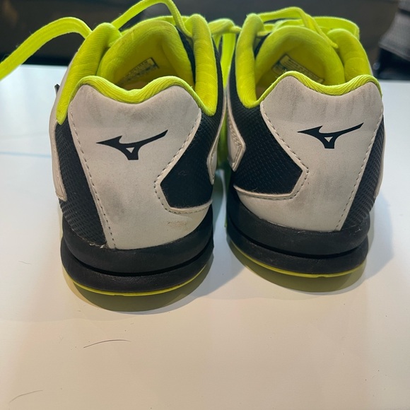 Mizuno turf shoes size 5 .5 - Picture 3 of 7